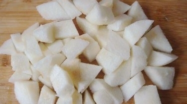 桃胶雪梨桂花羹的做法