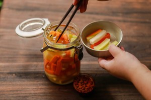 茶泡饭团配红油泡菜的做法