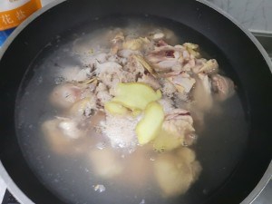 如何制作红烧三黄鸡？
