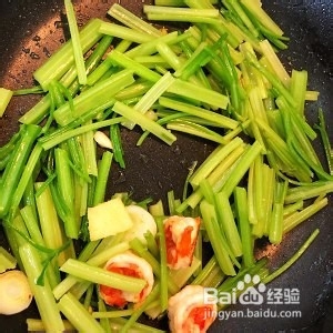 少油版西芹炒虾球的做法