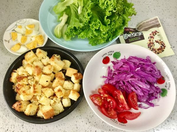 缤纷面包丁沙拉