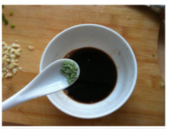 黄瓜皮蛋拌海蜇