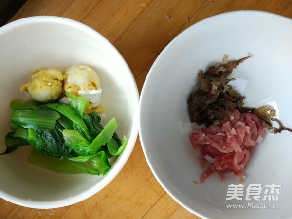 咸蛋肉丝粥的做法
