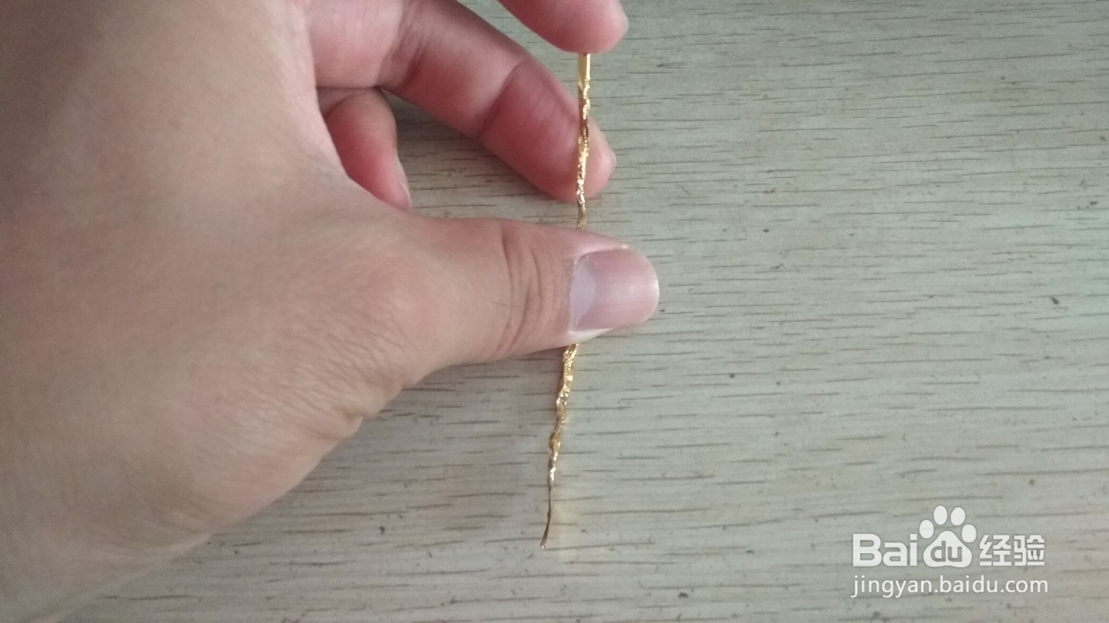 如何用一个面包袋绑绳做简易的钢笔的支架
