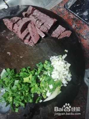 炒鸭血怎么做