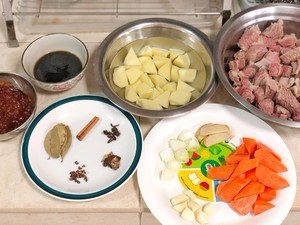 土豆焖牛腩的做法