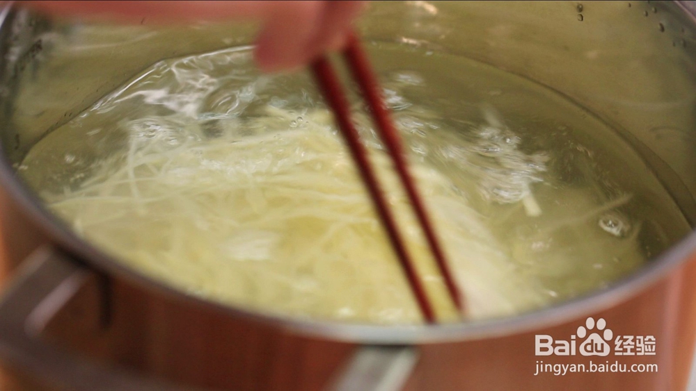 不用锅也能爆香的土豆丝，一勺油就搞定！