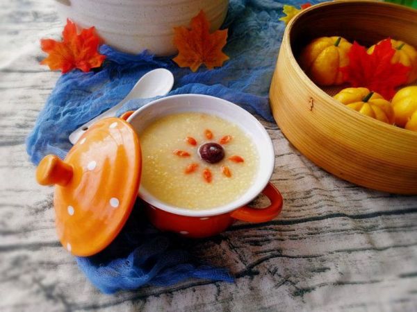 南瓜豆沙包、红枣小米粥