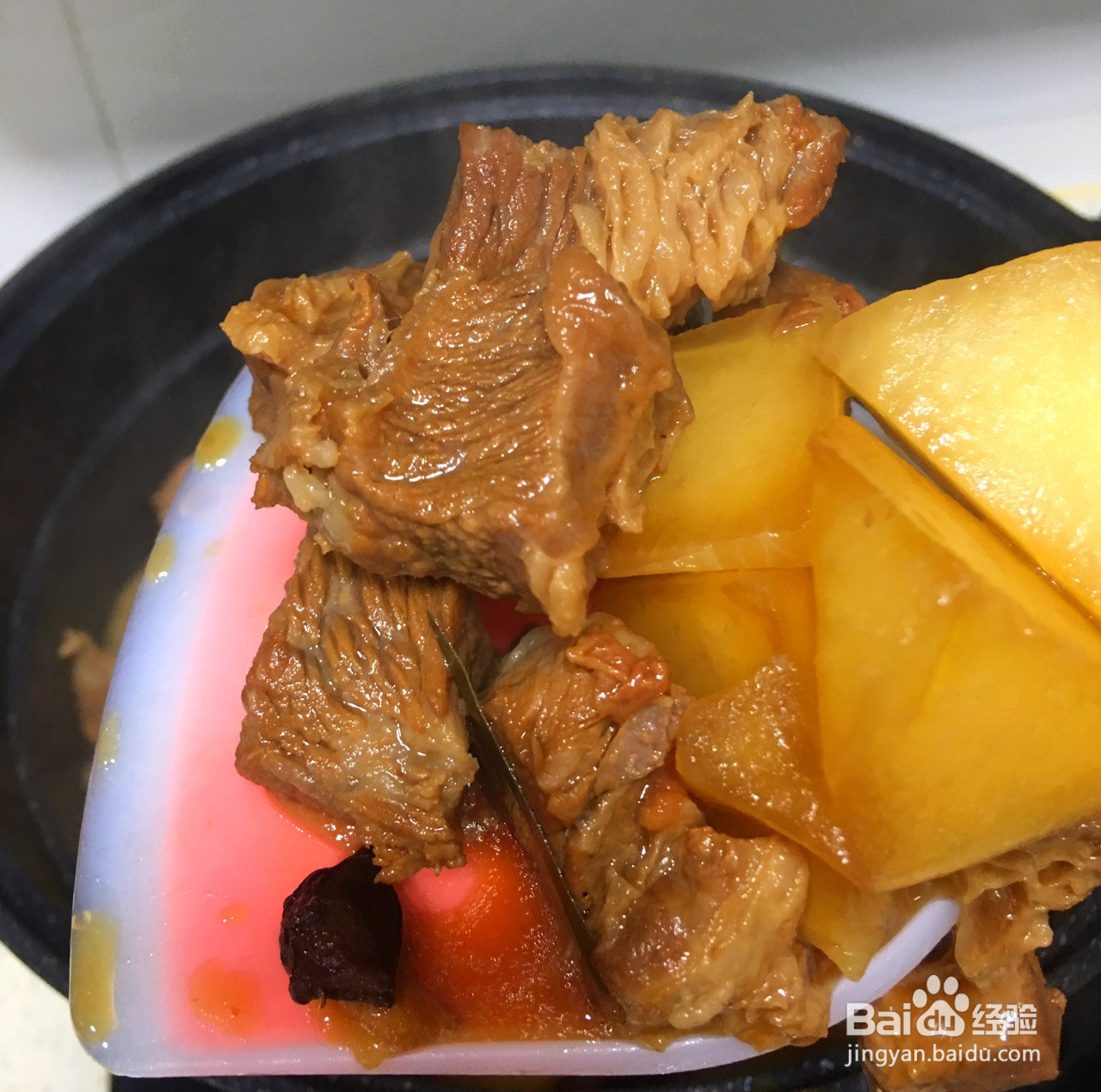 红烧萝卜牛腩煲的做法