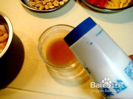 坚果炒什锦虾球