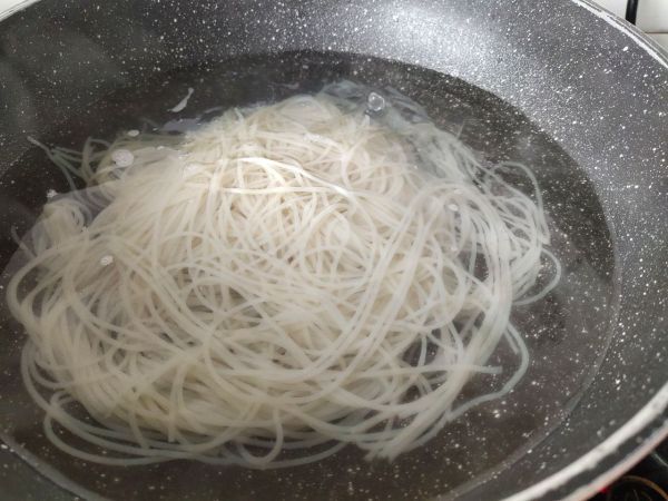 香辣酱海鲜拌冷面