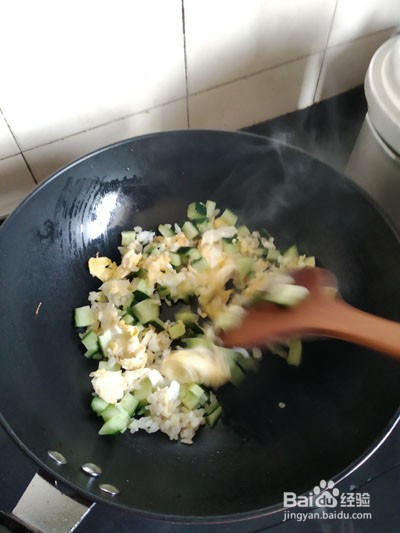 黄瓜丁蛋炒饭的做法,