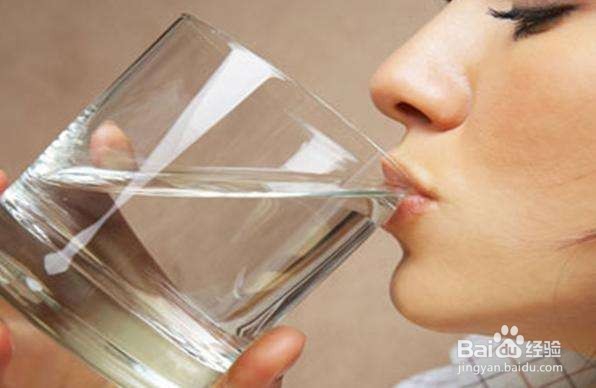 冬季的时候嘴唇出现干裂脱皮解决的好办法