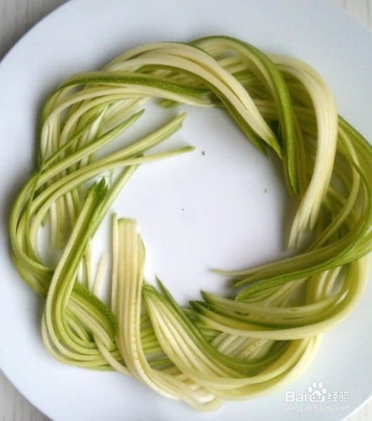 如何做一道凉拌西葫芦。