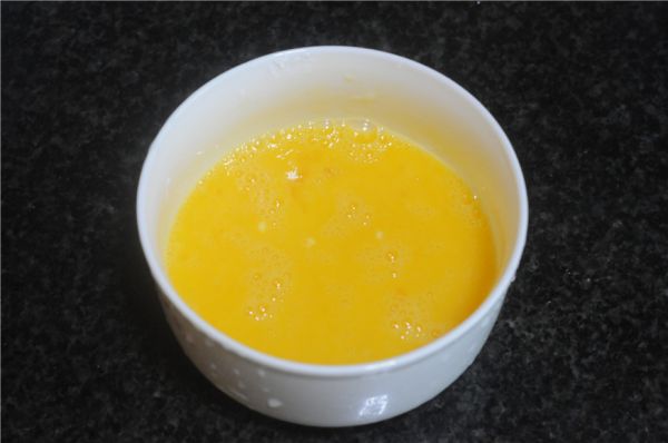 玉米渣花生粥胡萝卜鸡蛋卷