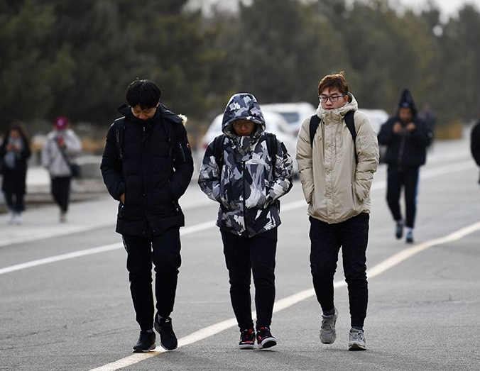 热得直冒汗，照样子写句子