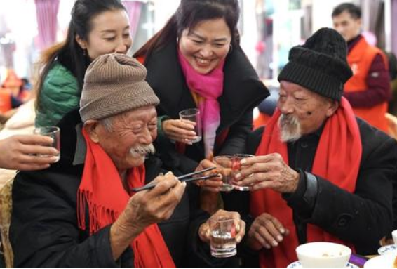 爷爷过生日那天对孙子说:“我只过了18个生日。”你知道这是为什么吗?爷爷今年应该是多大年纪