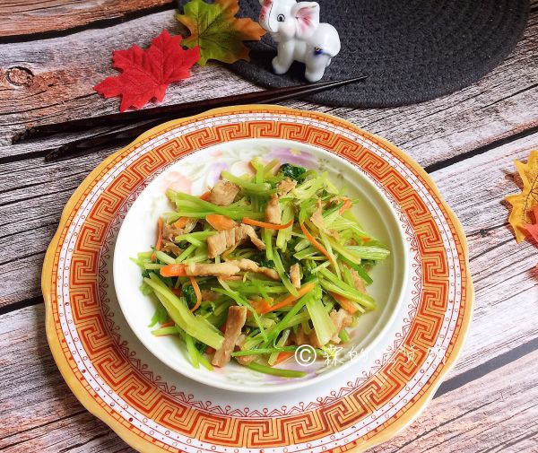 芹菜胡萝卜炒肉丝