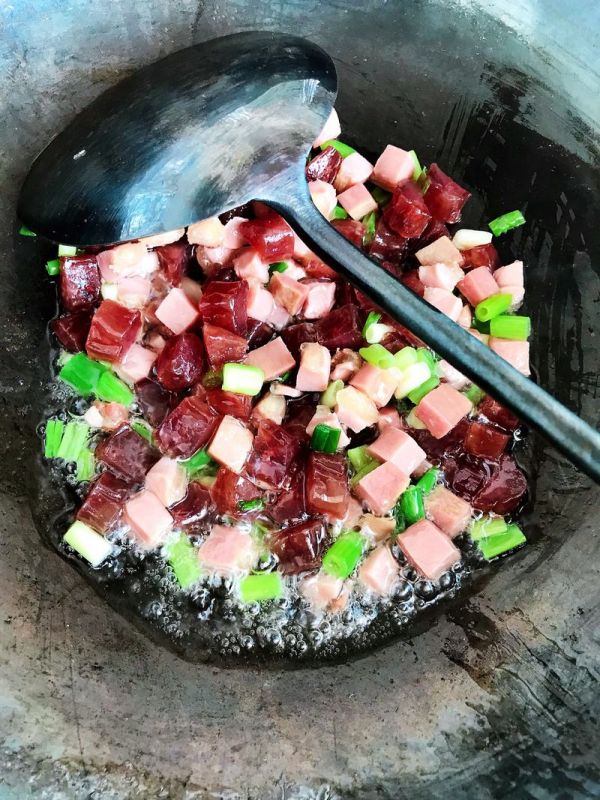 咸蛋火腿腊肉粽