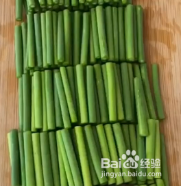 如何做蒜苔炒鸡蛋呢
