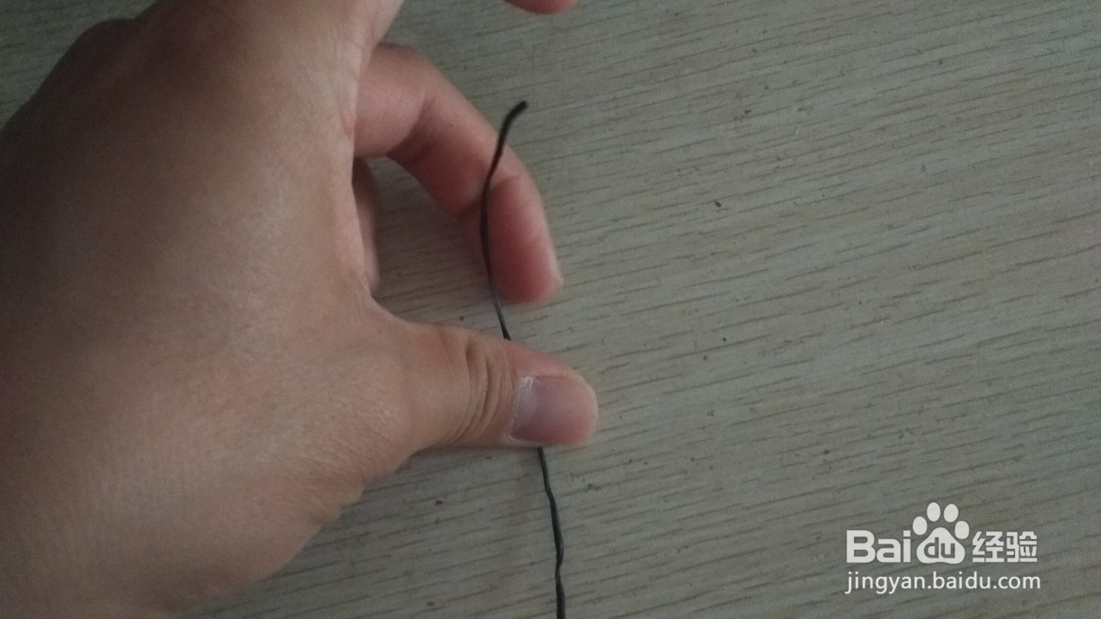 如何对折使得数据线绑绳成为简易的中性笔的支架