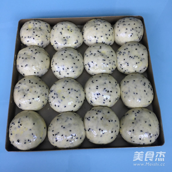 椰香黑芝麻面包