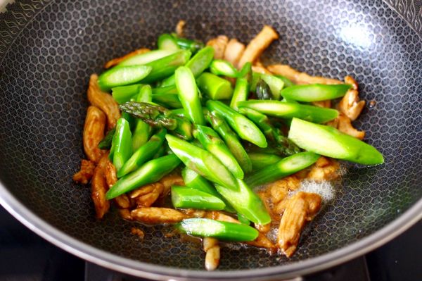 芦笋鸡肉条小炒
