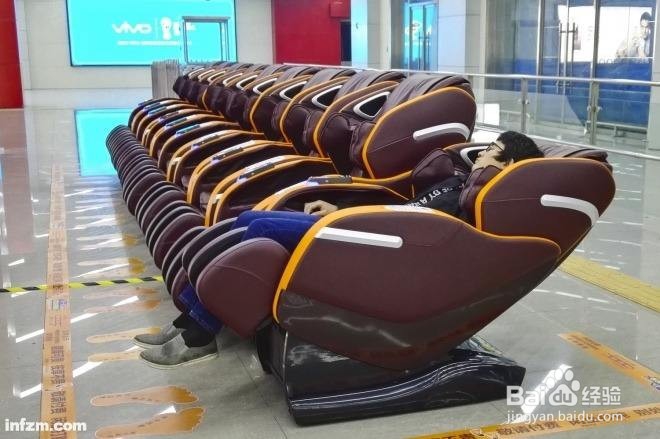 如何使用商场内的悦客共享按摩椅