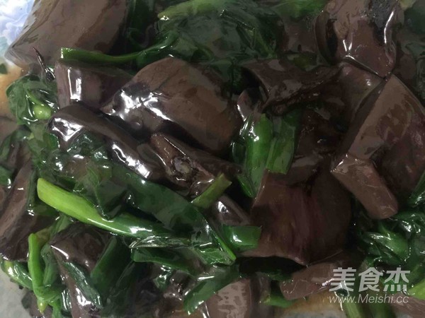 韭菜炒鸭血的做法