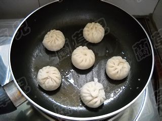 腊味茄肉生煎包