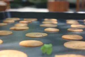 如何制作美味好吃的芝麻薄脆