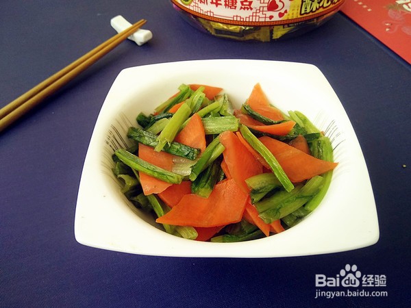 胡萝卜炒油麦菜的做法