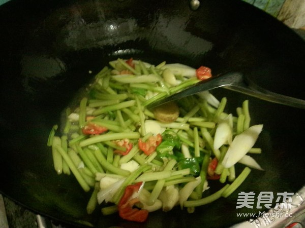 清炒手撕红薯梗