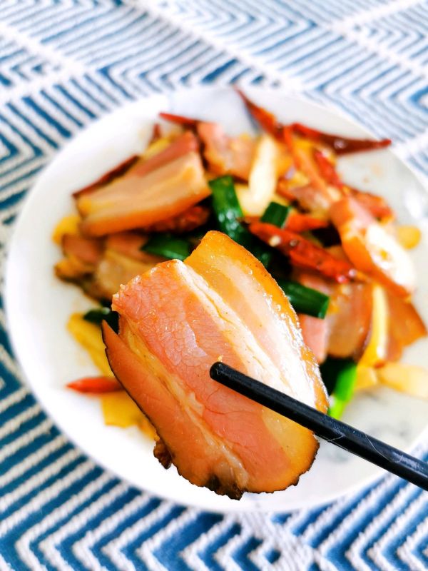 蒜苗鲜笋爆炒烟熏肉