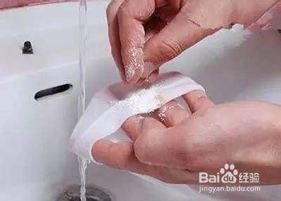 如何清洗有颜色衣服上的顽固污渍