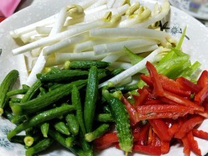 花生苗小黄瓜炒牛柳的做法