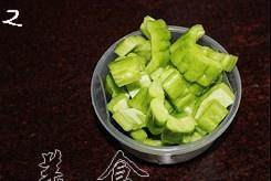 养生食补猪骨黄豆苦瓜汤的做法