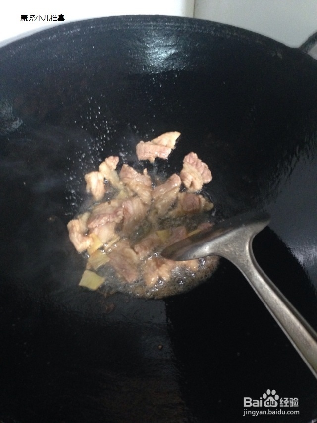 小朋友看着新奇的食物-干锅淮山