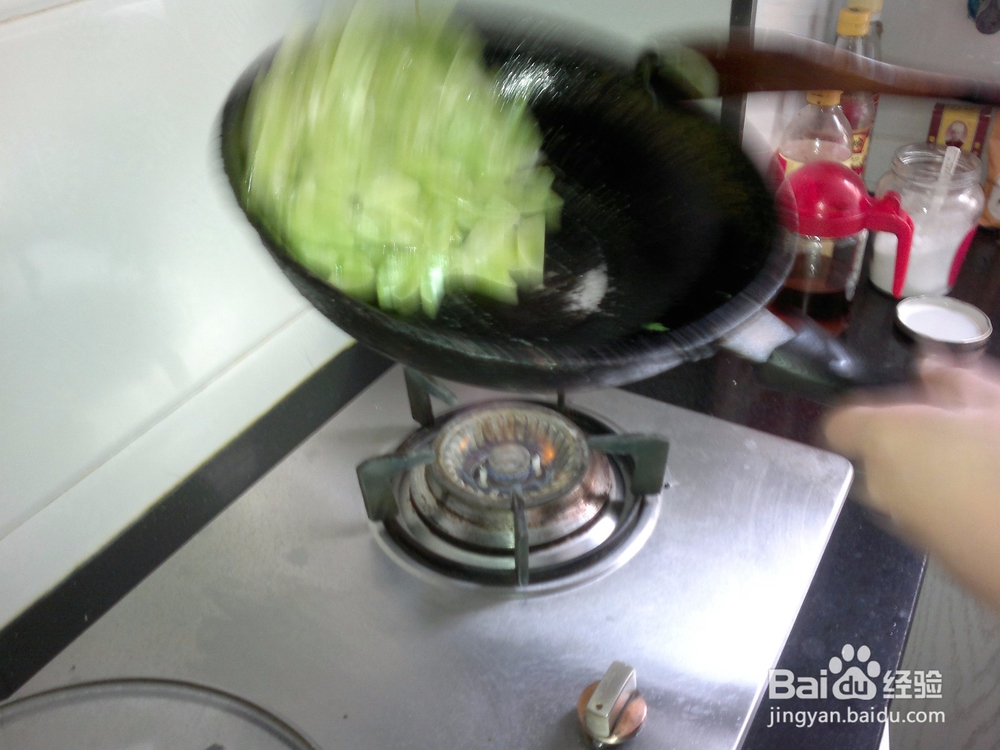 开春应季菜清炒莴笋片的做法