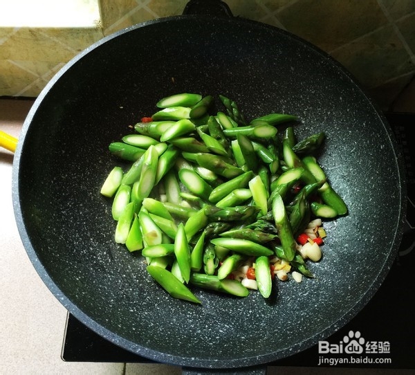 芦笋炒虾球的制作方法