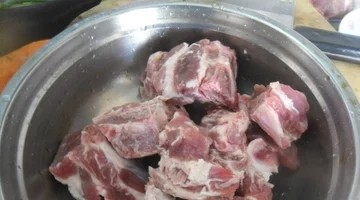 制作排骨莲藕汤