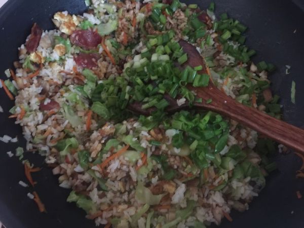 鸡肉菌菇腊味炒饭