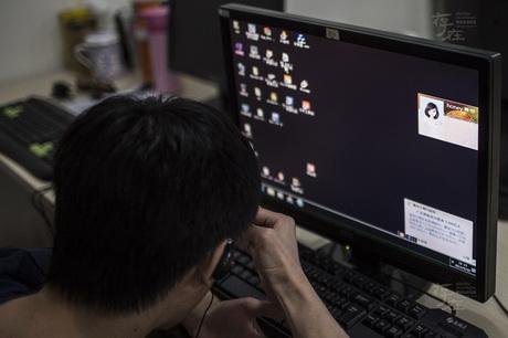 针对“盲人上网”这个课题，请你分析主要困难，并提出解决方案。