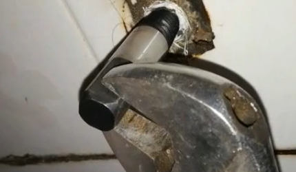 厨房三角阀拧断了 一半在墙内 怎么办