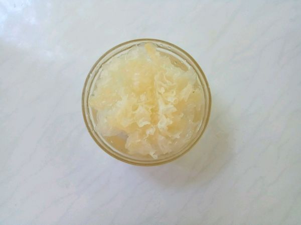 冰糖雪梨银耳甜汤