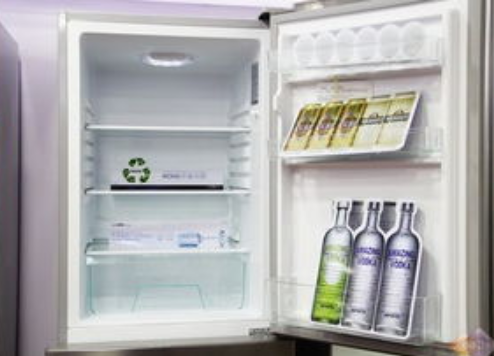 夏天打开冰箱冷冻室的门常常看到冷冻室冒出一股白雾怎么回事