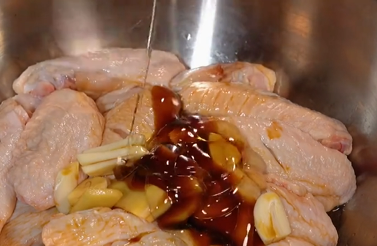 如何烤制外酥里嫩的薯片鸡翅？