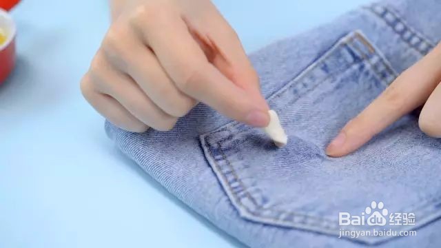 如何轻松去除衣服上的口香糖