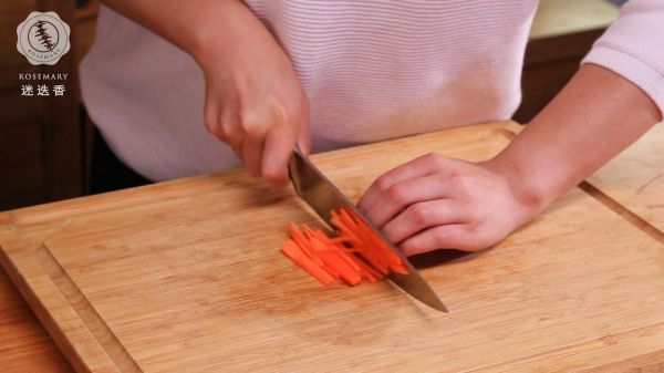 胡萝卜炒牛肉丝－迷迭香