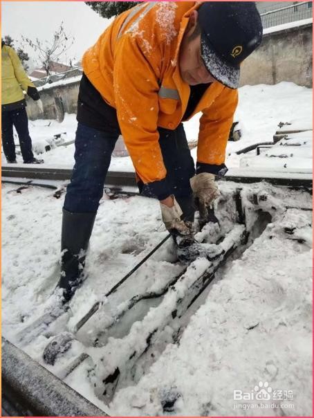 如何用手机钉钉提交团队成员提交每天工作总结？